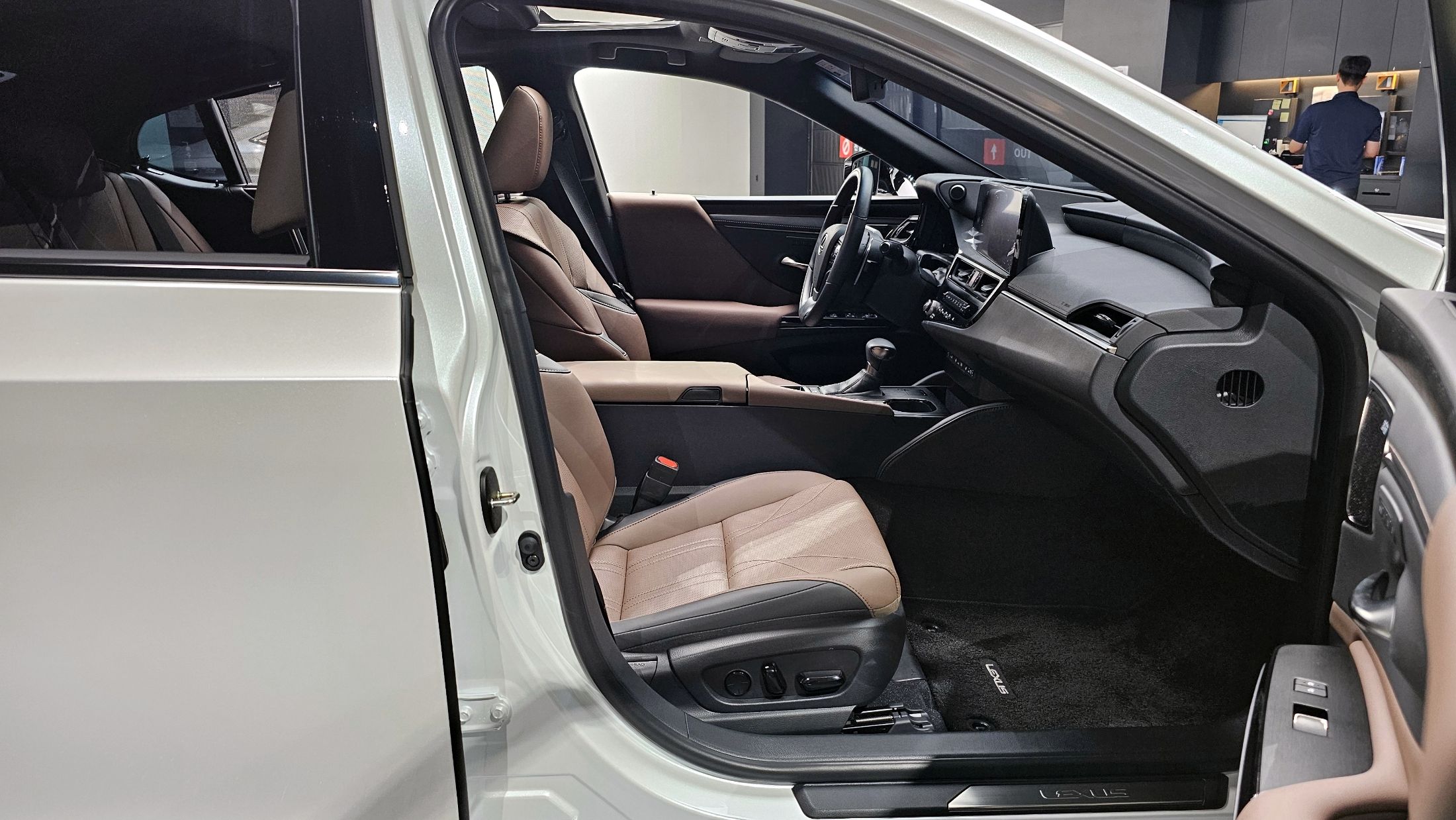 LEXUS ES300H 2024
