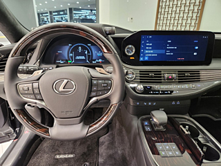 LEXUS LS500H 2025