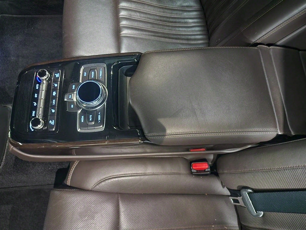 GENESIS EQ900 2017