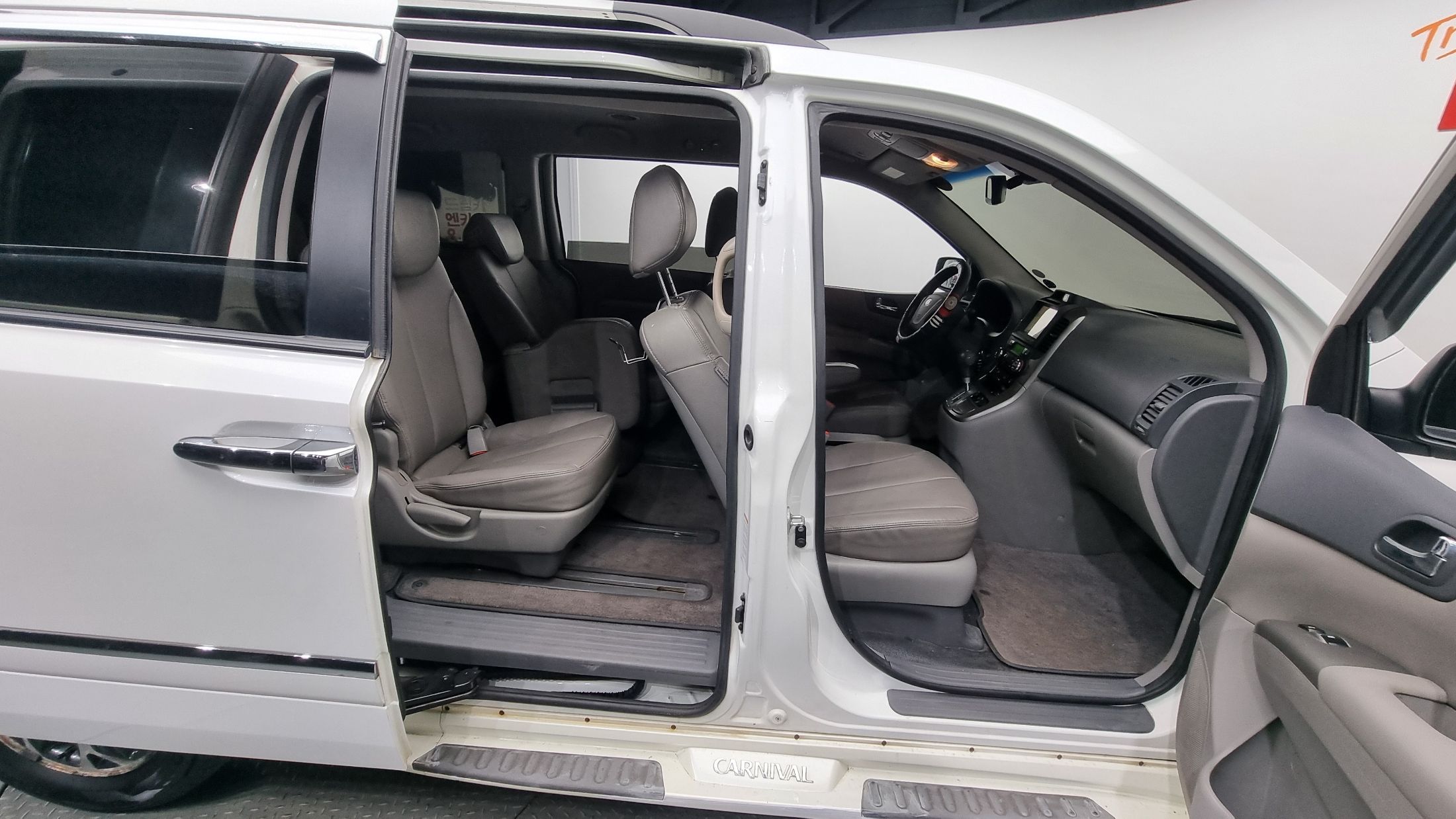 KIA CARNIVAL GRAND 2014