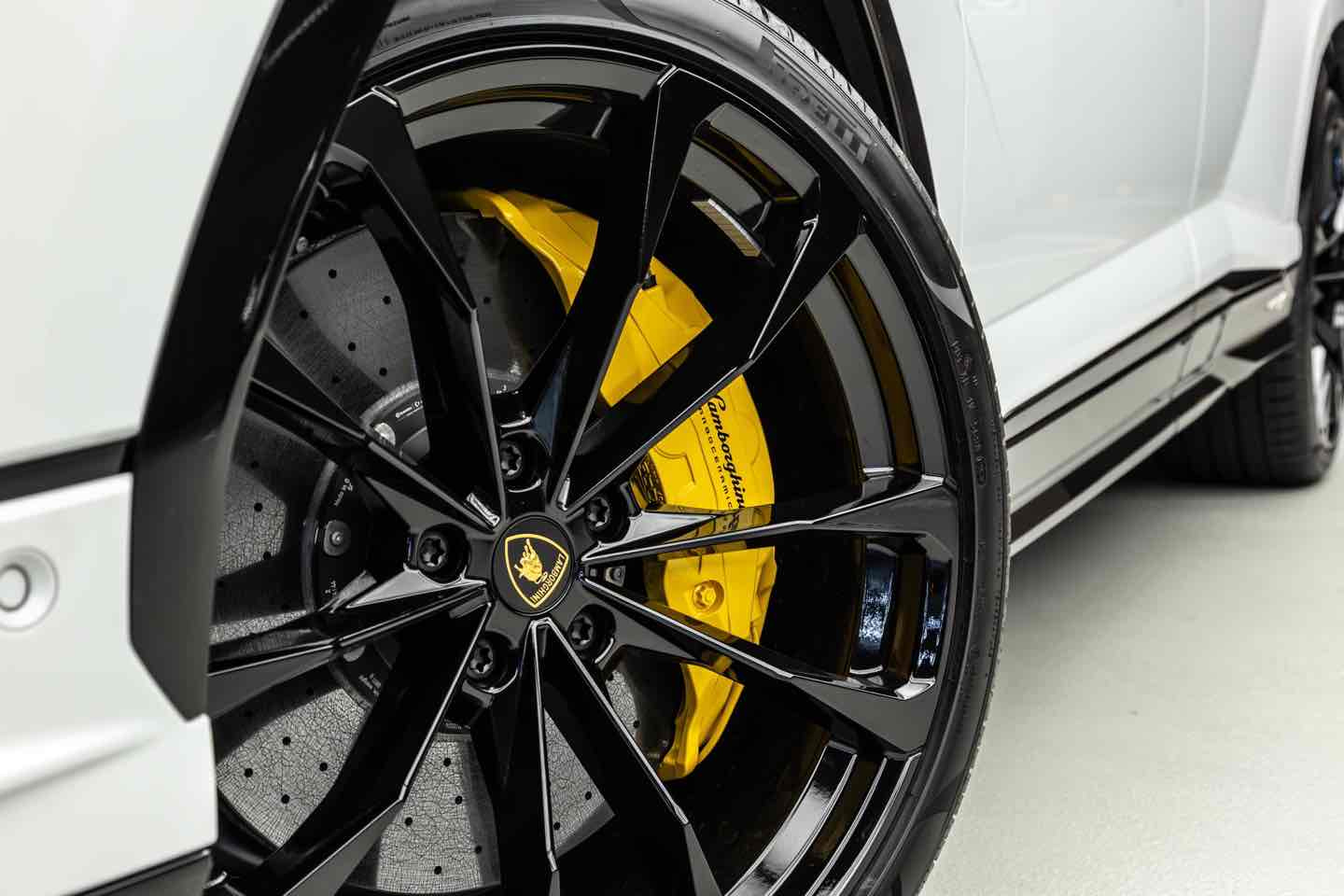 LAMBORGHINI URUS 2024