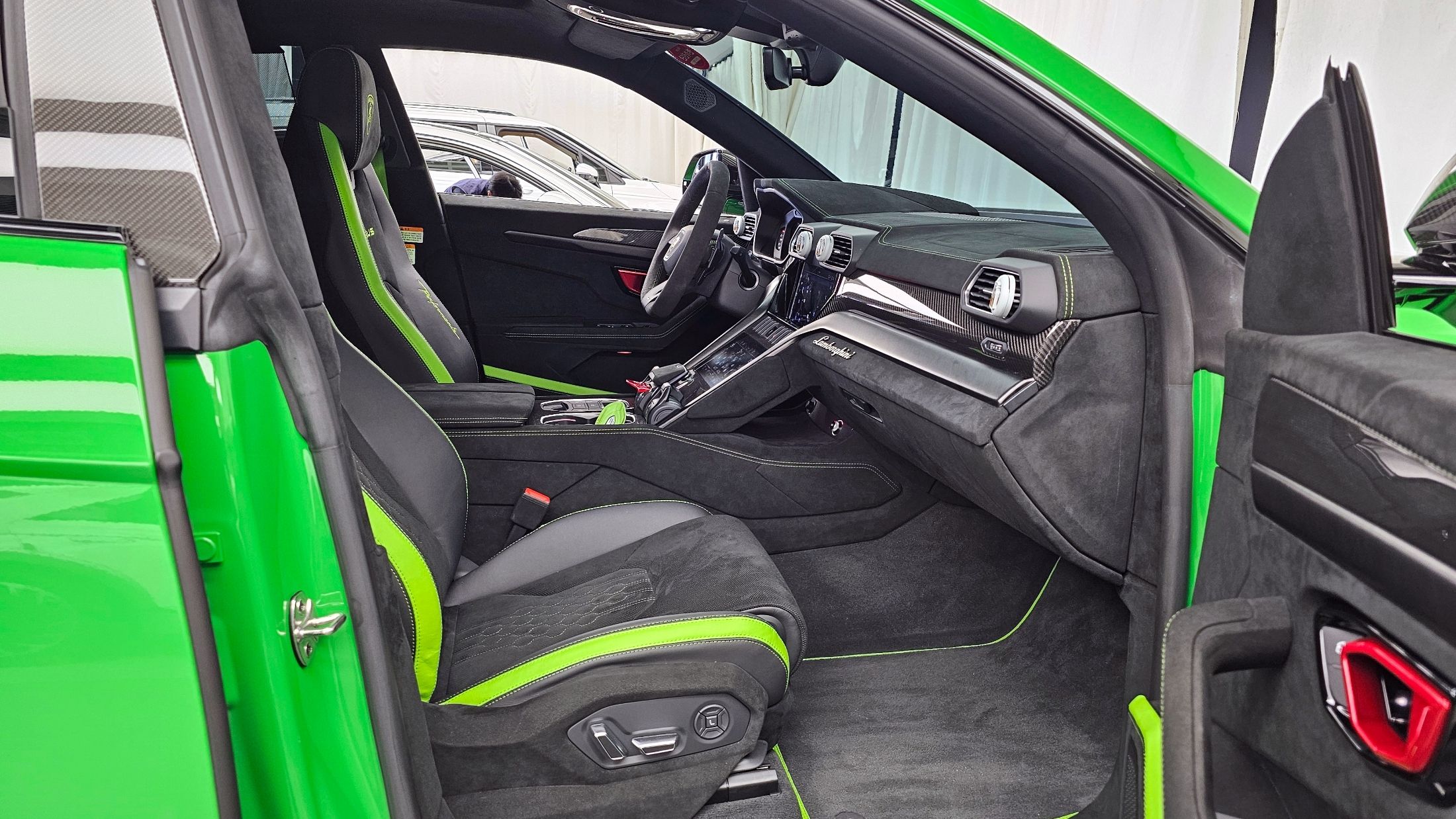 LAMBORGHINI URUS 2024