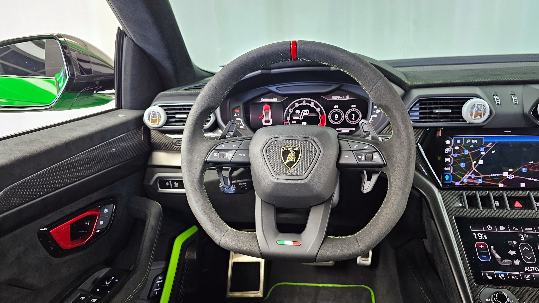 LAMBORGHINI URUS 2024