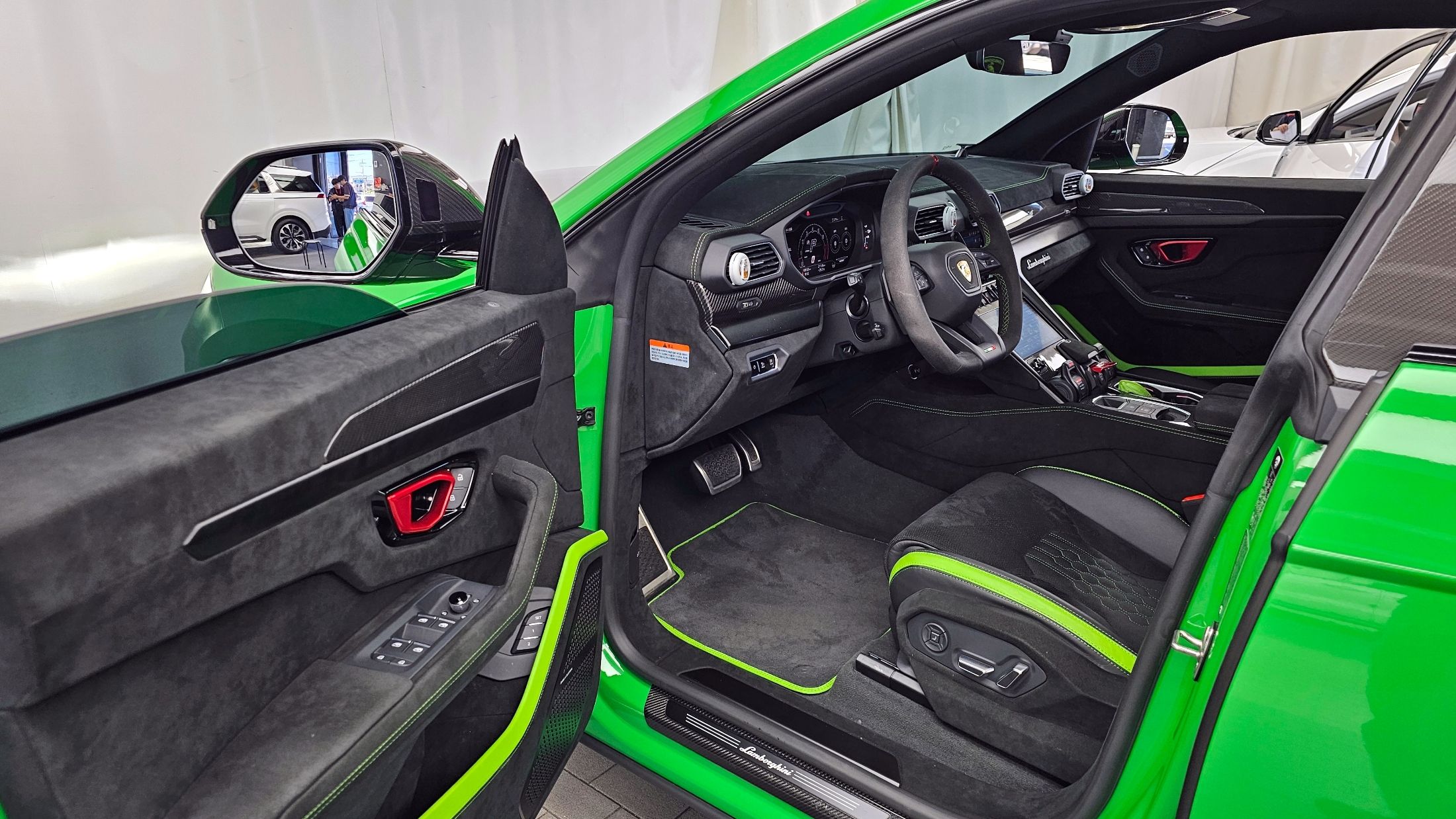 LAMBORGHINI URUS 2024