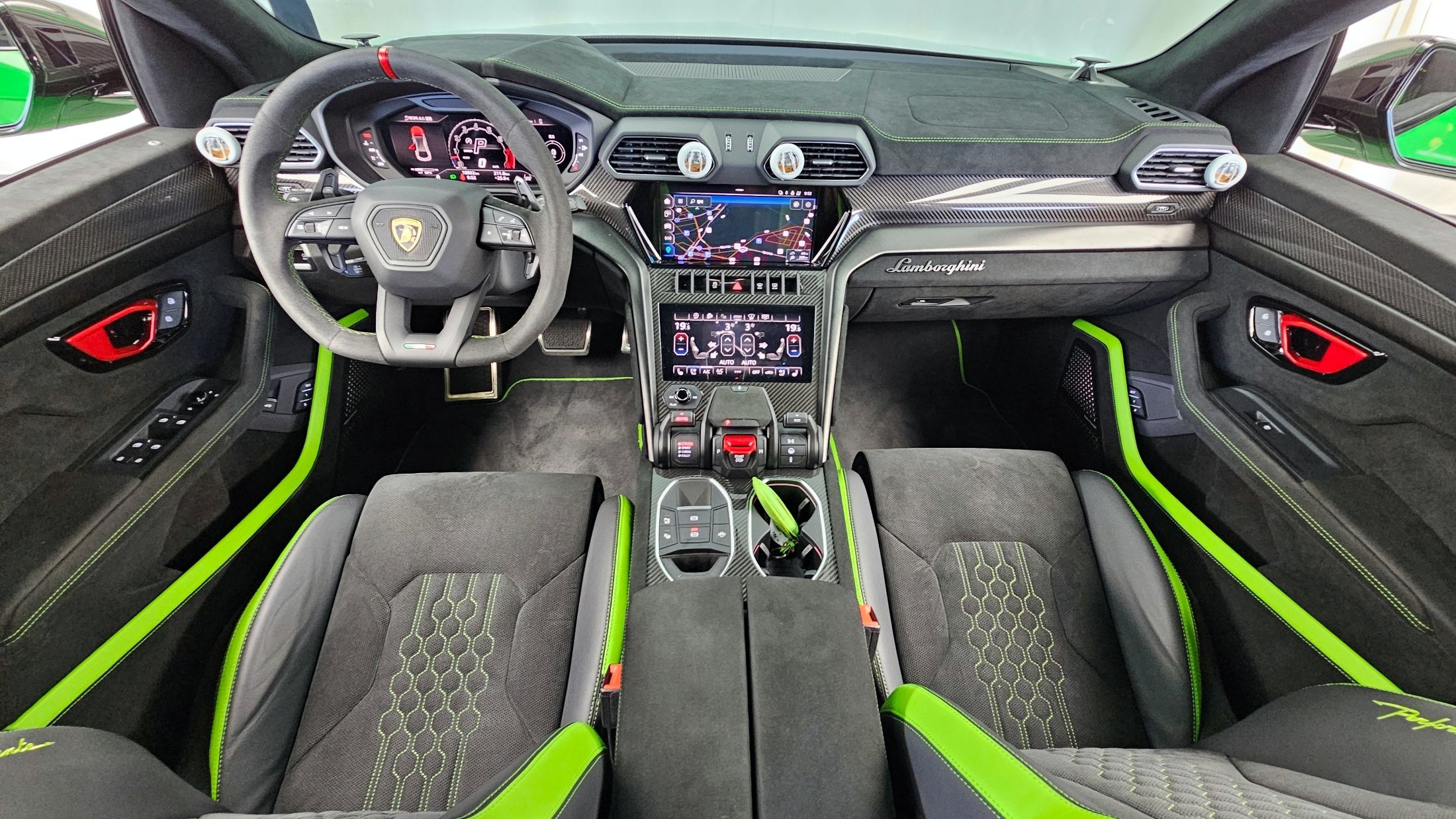 LAMBORGHINI URUS 2024