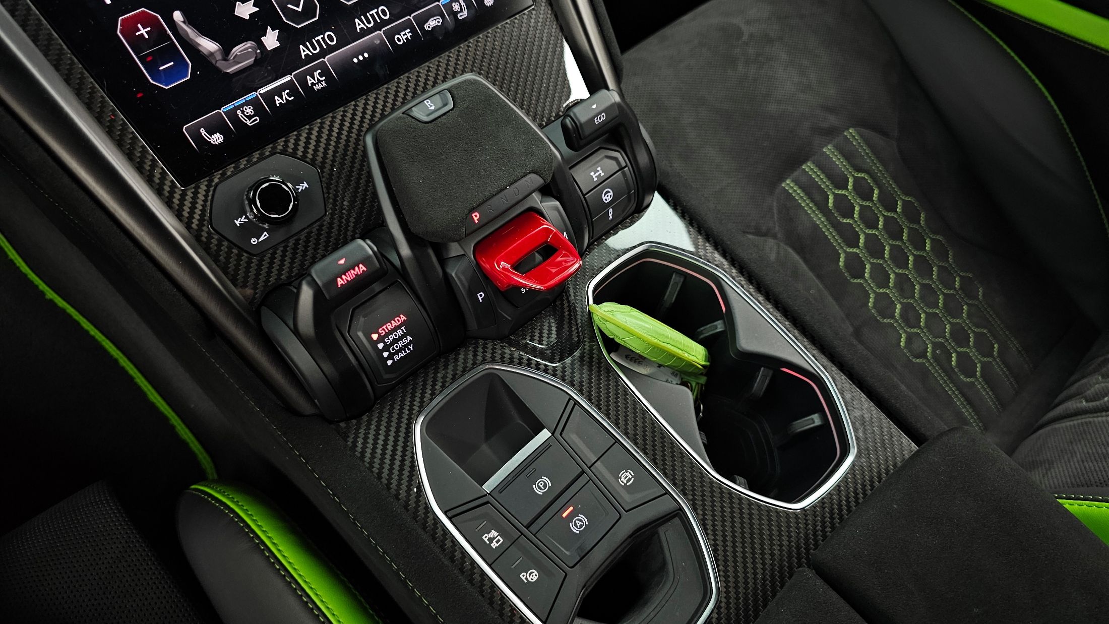 LAMBORGHINI URUS 2024