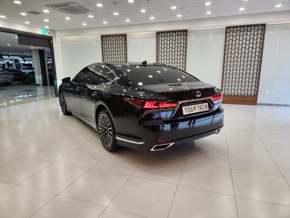 LEXUS LS500 2024