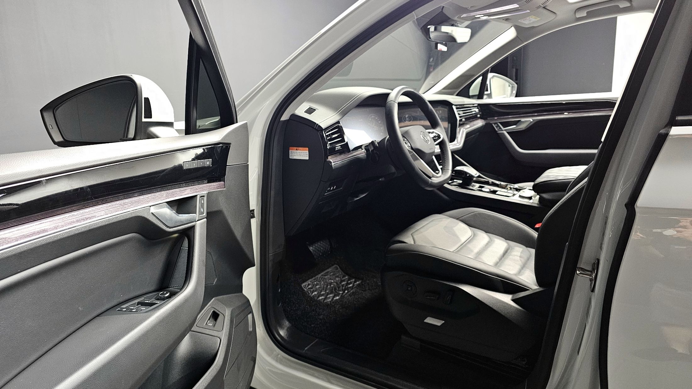 VOLKSWAGEN TOUAREG 2023