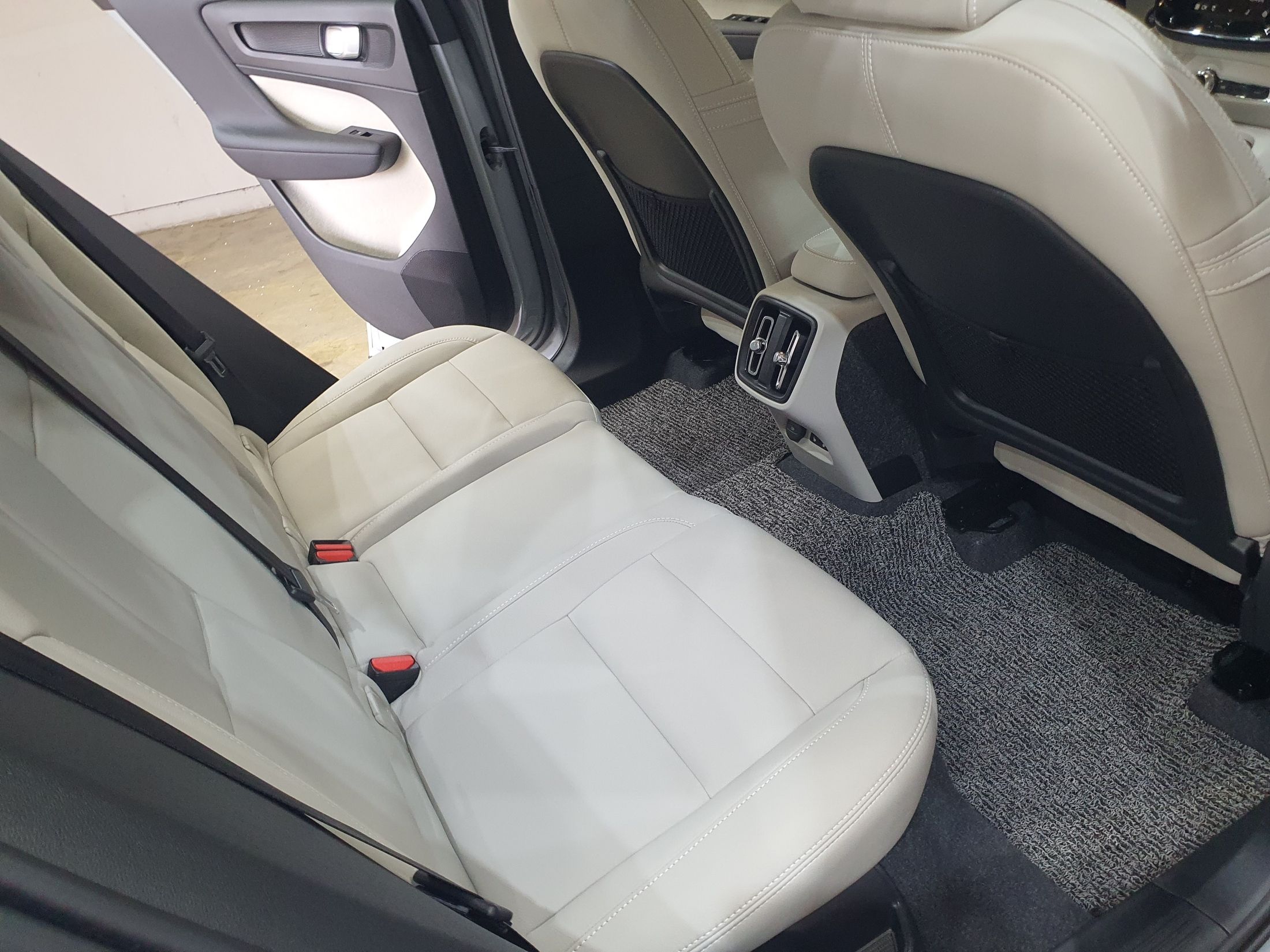 VOLVO XC40 2025