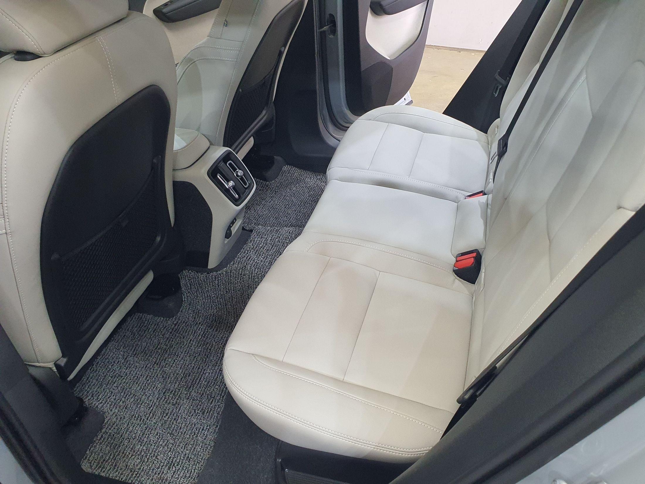 VOLVO XC40 2025