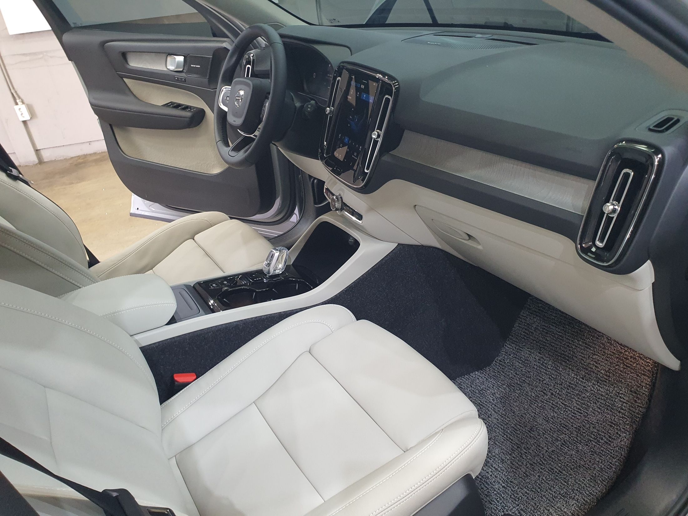 VOLVO XC40 2025