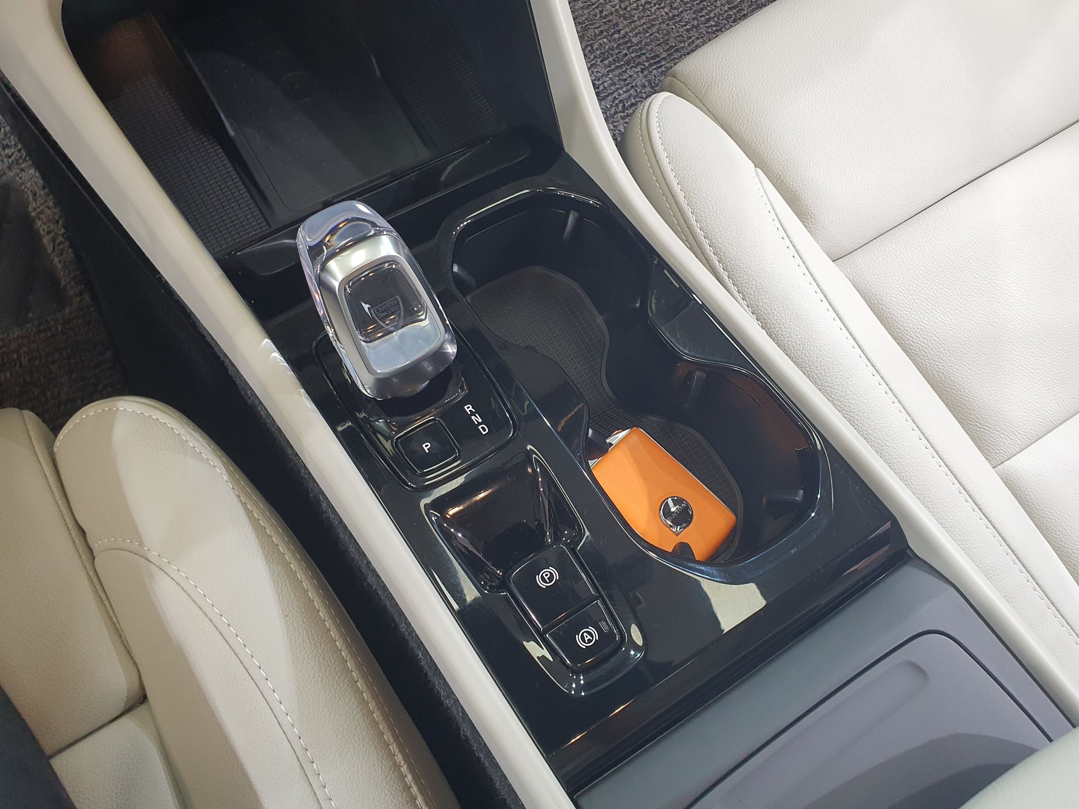 VOLVO XC40 2025