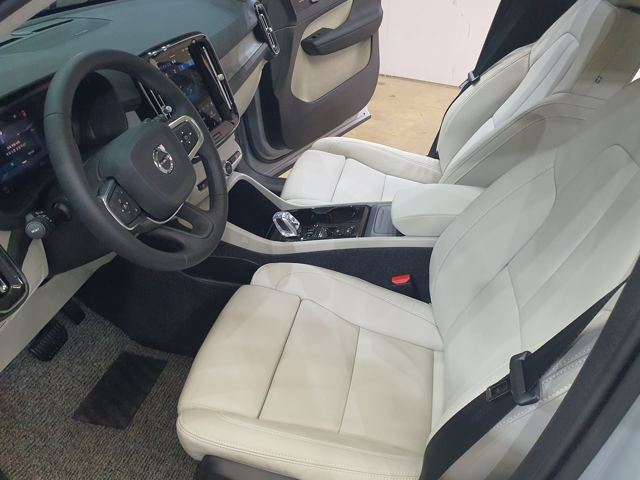 VOLVO XC40 2025