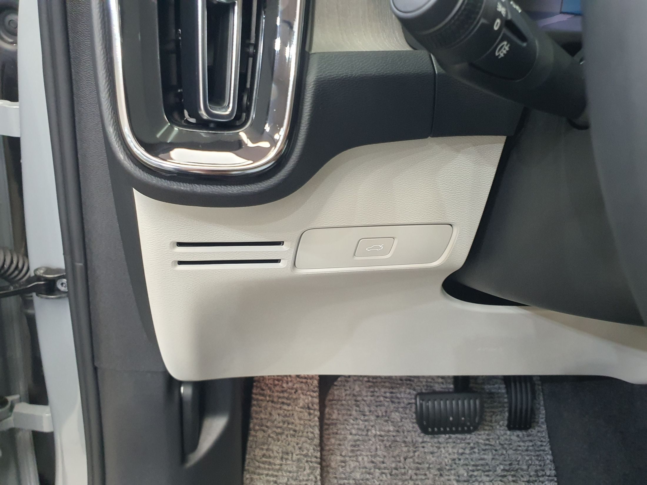 VOLVO XC40 2025
