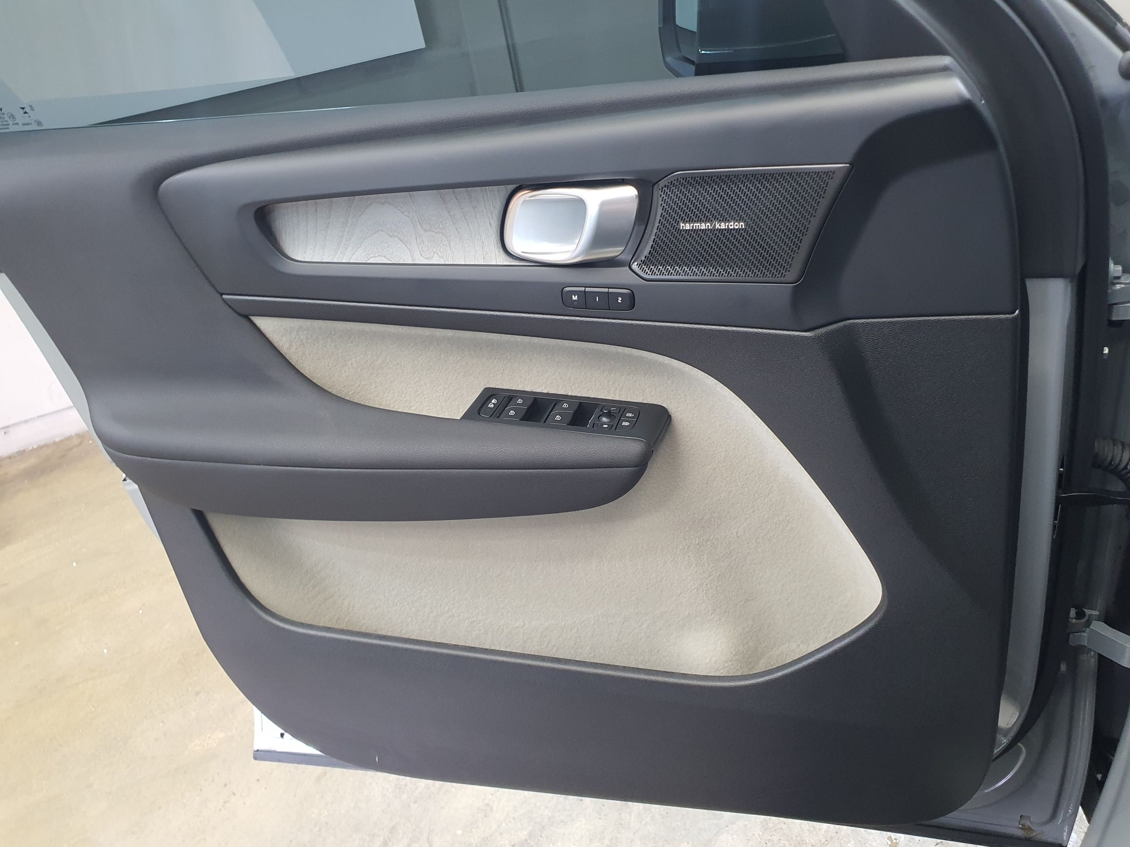 VOLVO XC40 2025