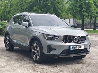 VOLVO XC40 2025