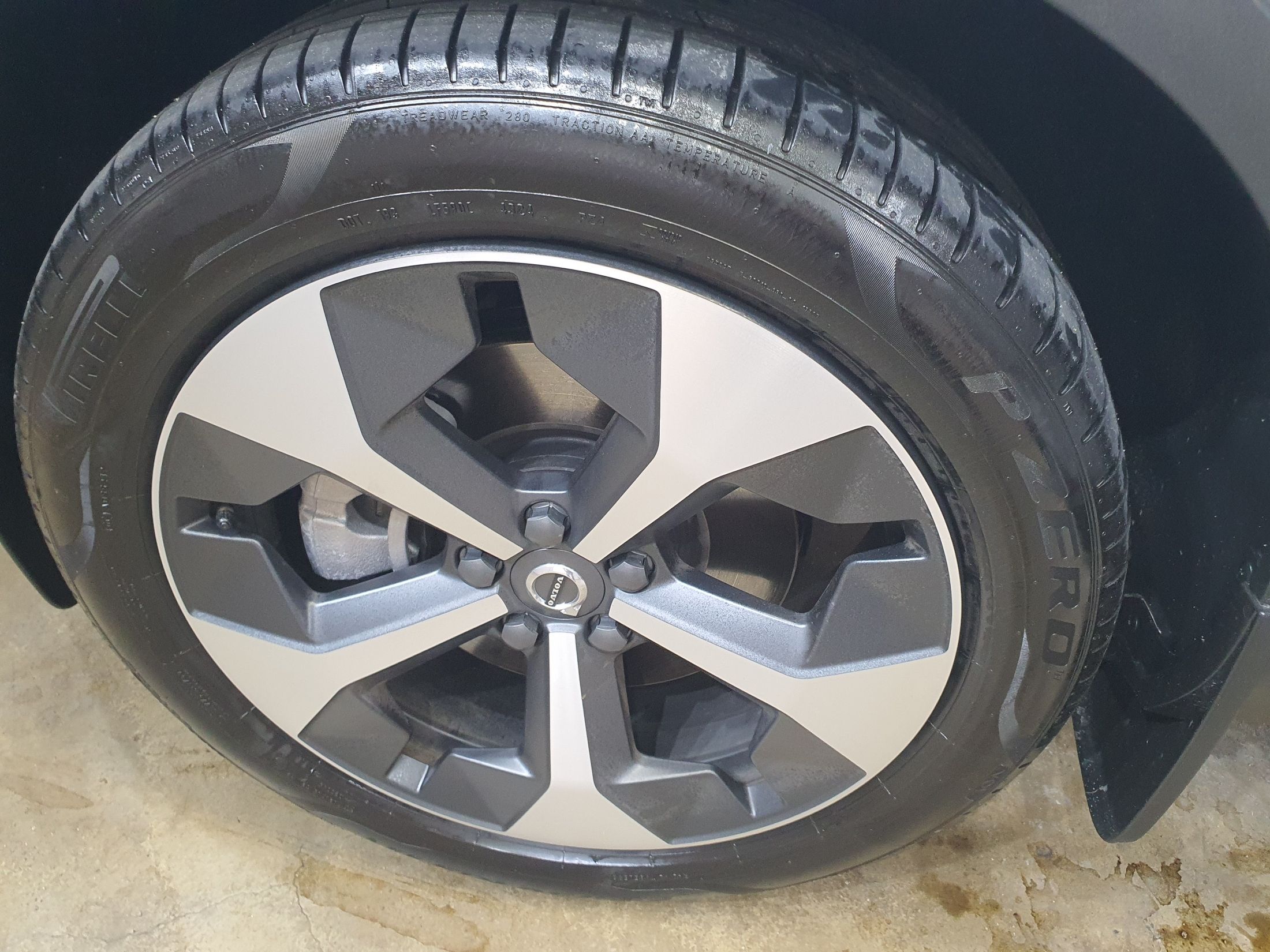 VOLVO XC40 2025