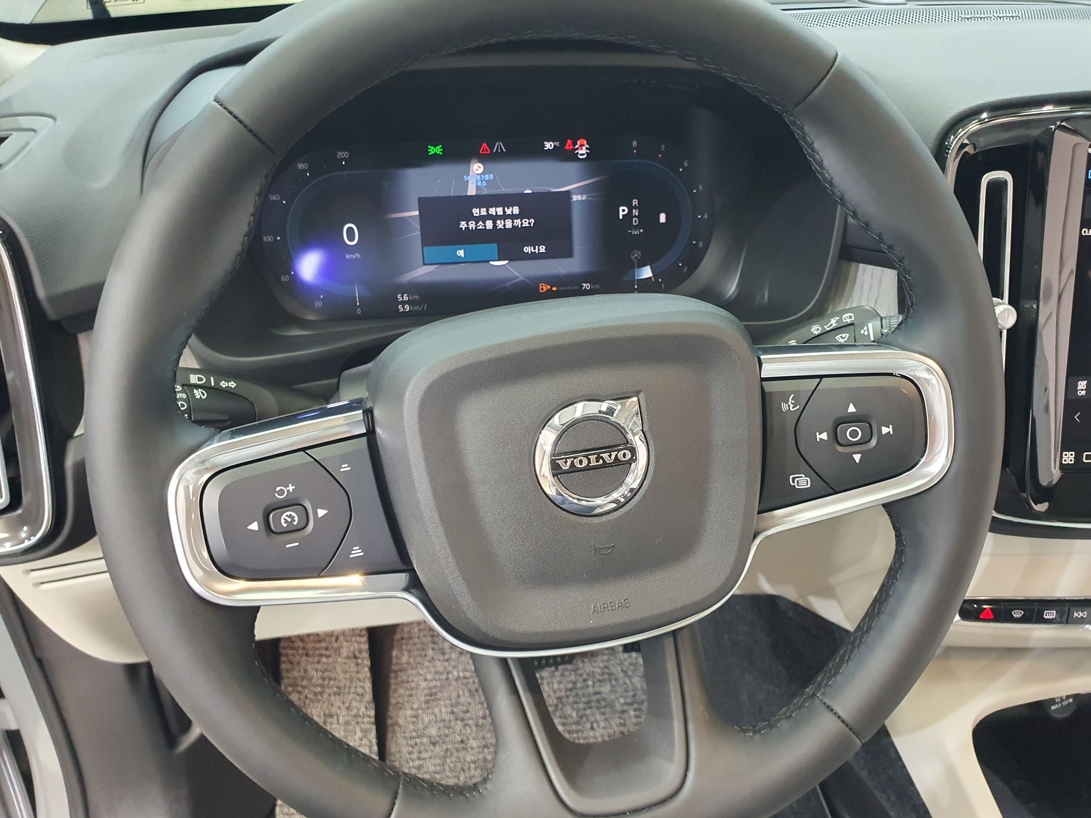 VOLVO XC40 2025