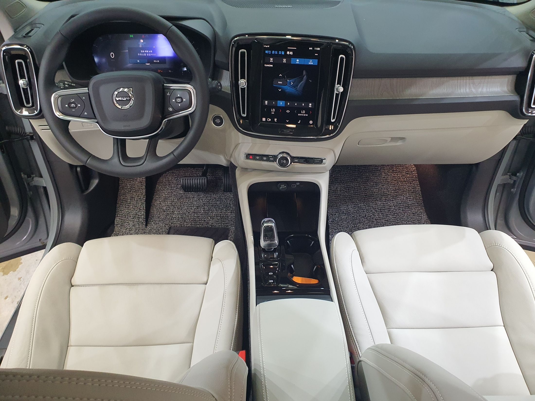 VOLVO XC40 2025
