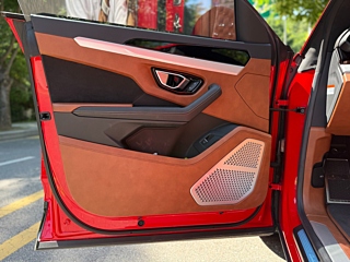 LAMBORGHINI URUS 2021