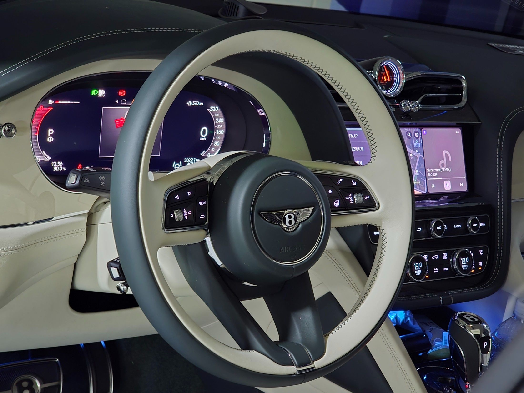 BENTLEY BENTAYGA 2025