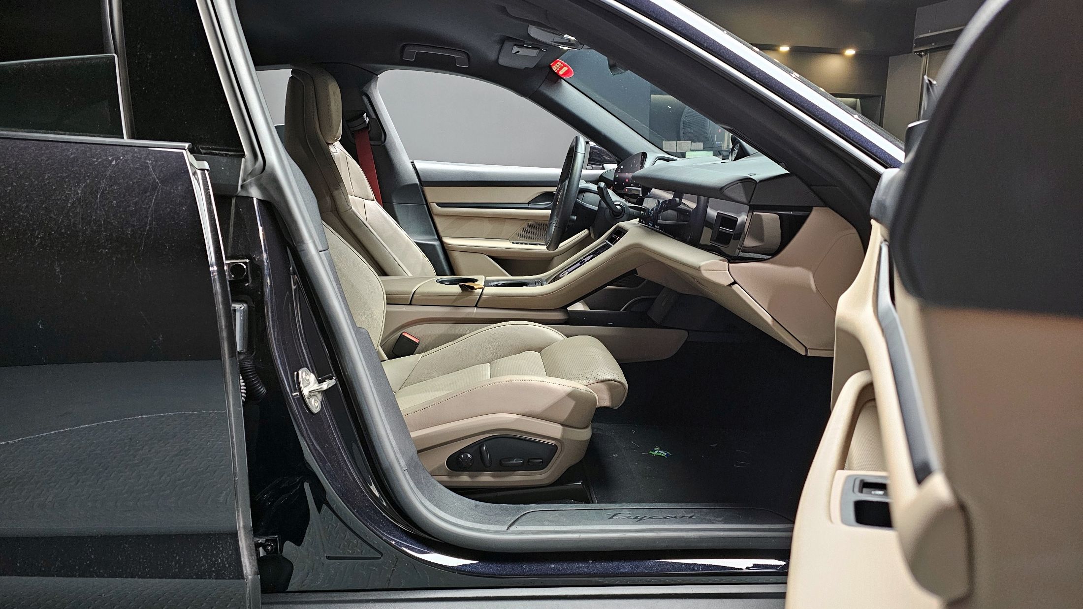 PORSCHE TAYCAN 2024