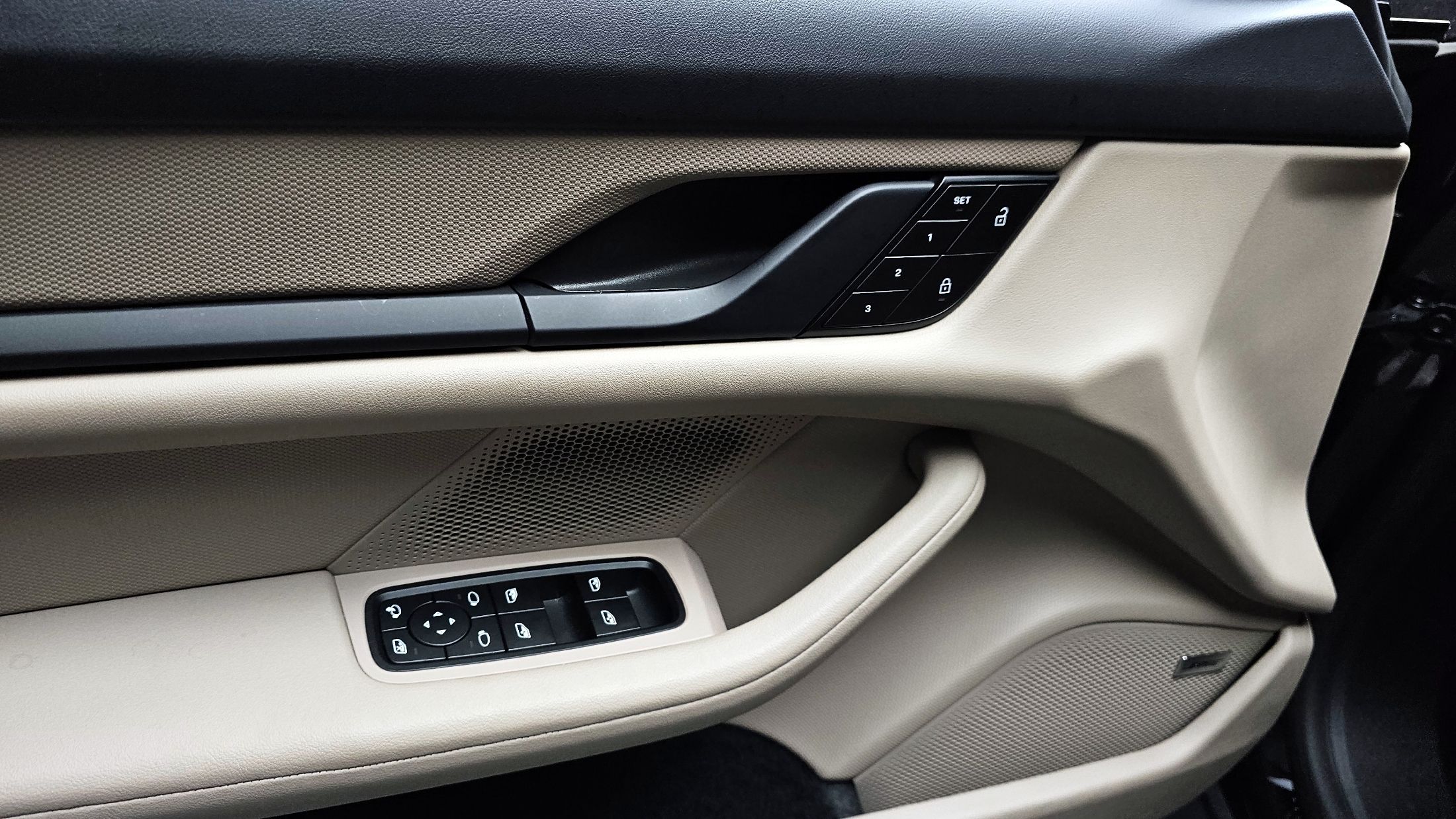 PORSCHE TAYCAN 2024