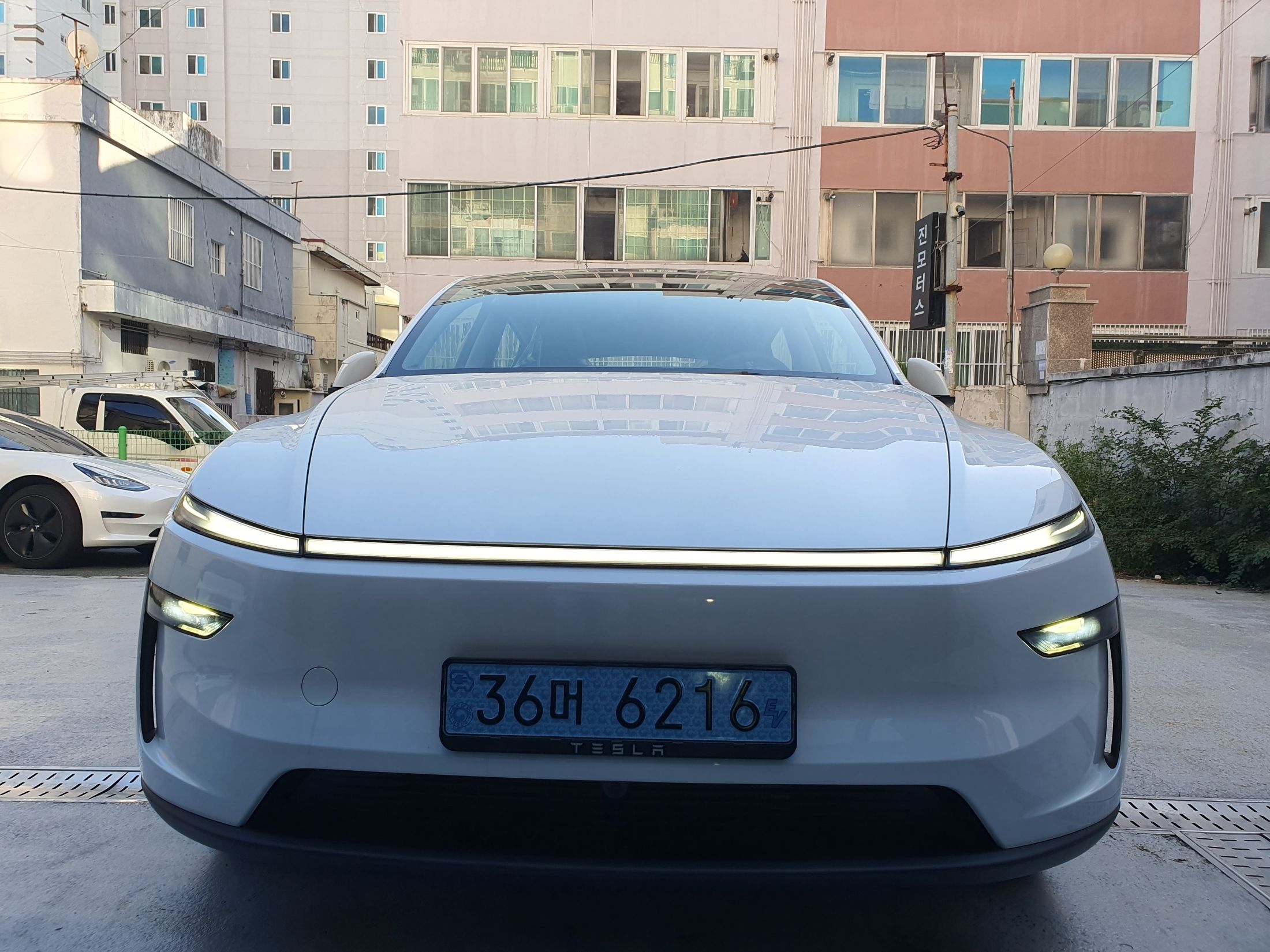 TESLA MODEL Y 2025
