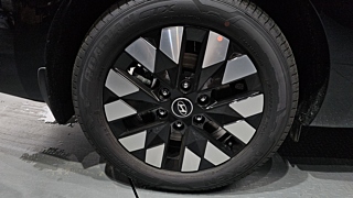 HYUNDAI STARIA 2025