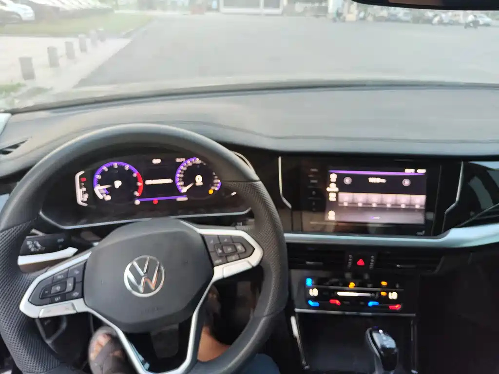 VOLKSWAGEN PASSAT 2024