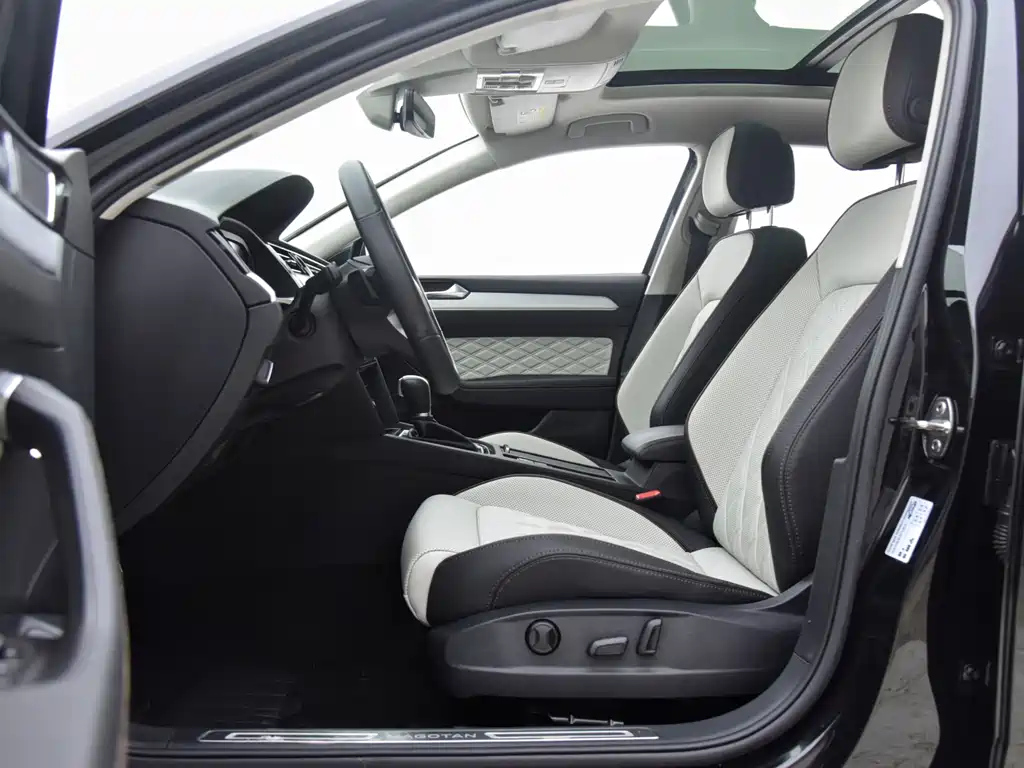 VOLKSWAGEN MAGOTAN 2023