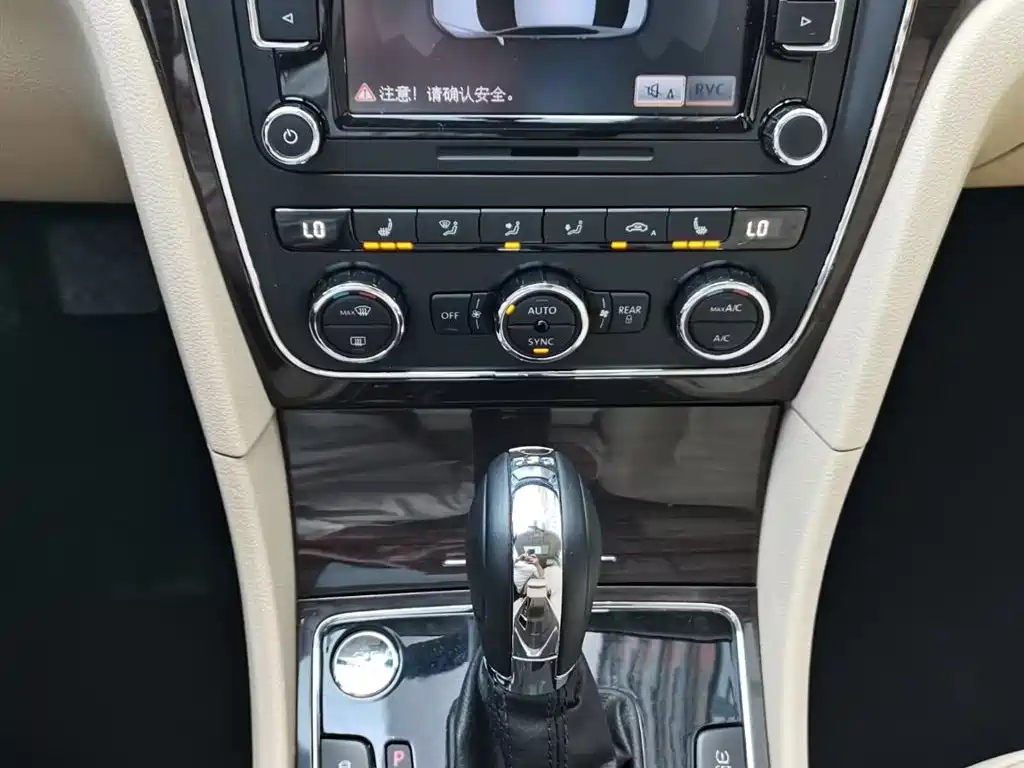 VOLKSWAGEN PASSAT 2014