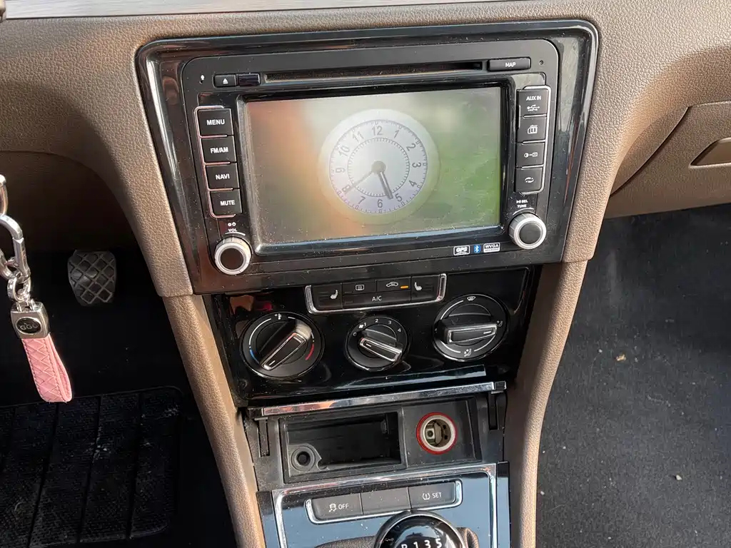VOLKSWAGEN BORA 2015