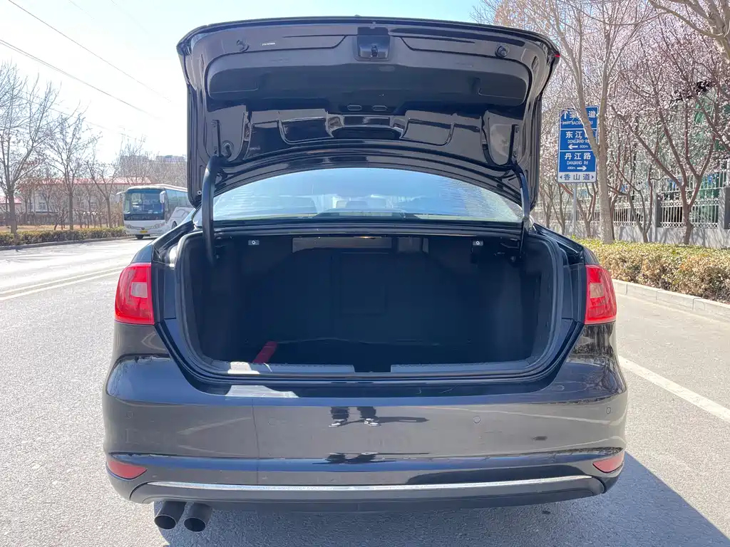 VOLKSWAGEN SAGITAR 2015