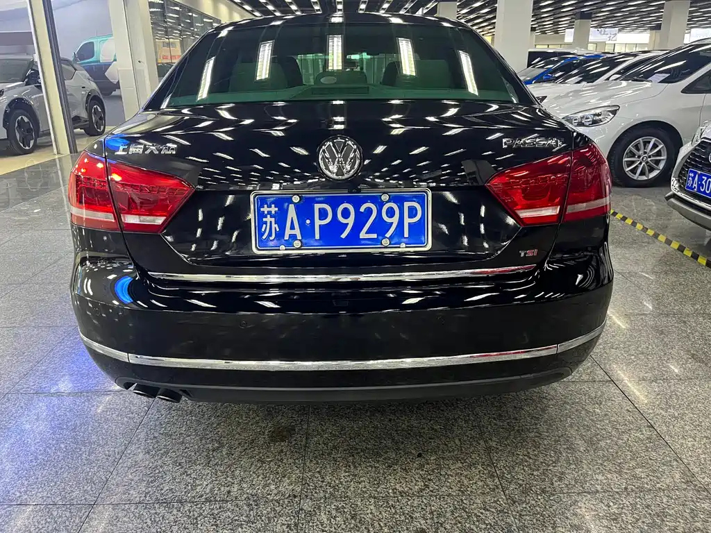 VOLKSWAGEN PASSAT 2012