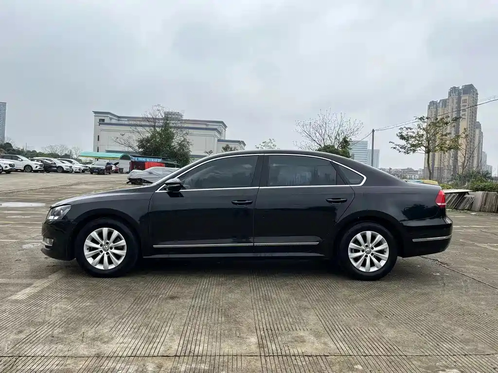 VOLKSWAGEN PASSAT 2012