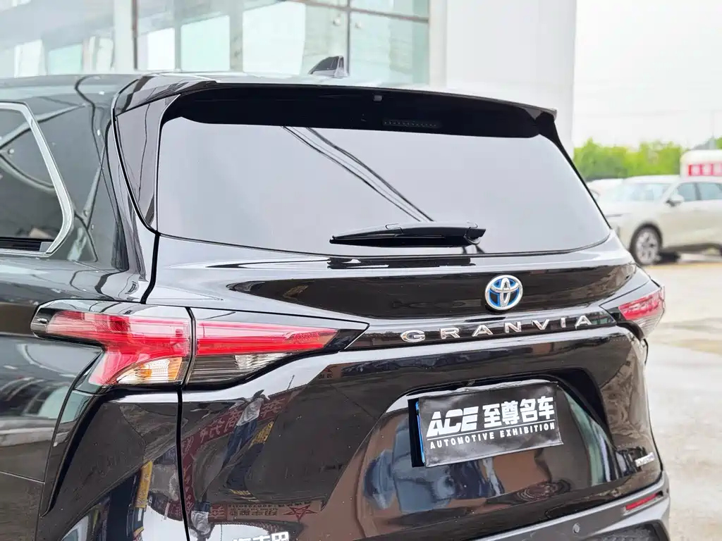 TOYOTA GRANVIA 2023