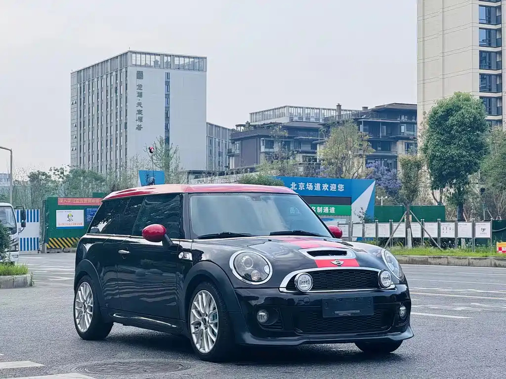 MINI CLUBMAN 2012