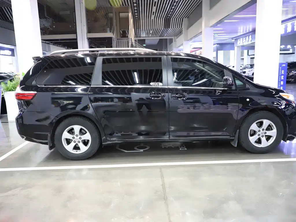 TOYOTA SIENNA 2018