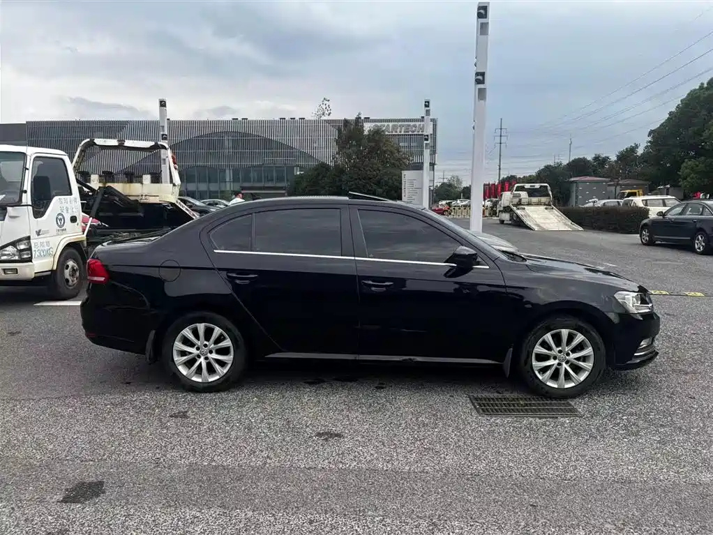 VOLKSWAGEN LAVIDA 2016