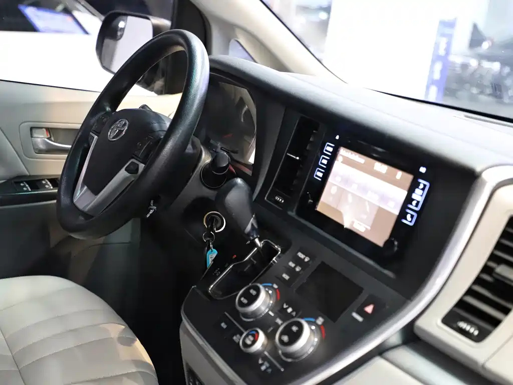 TOYOTA SIENNA 2018