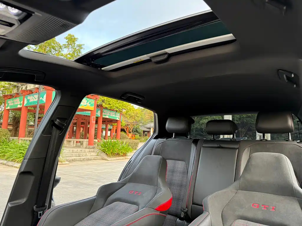 VOLKSWAGEN GOLF GTI 2023