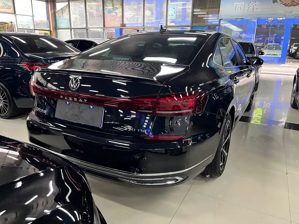 VOLKSWAGEN PASSAT 2023