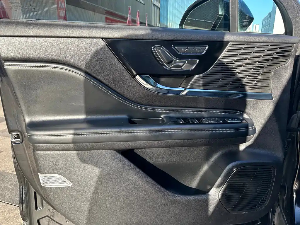 LINCOLN ADVENTURER 2021