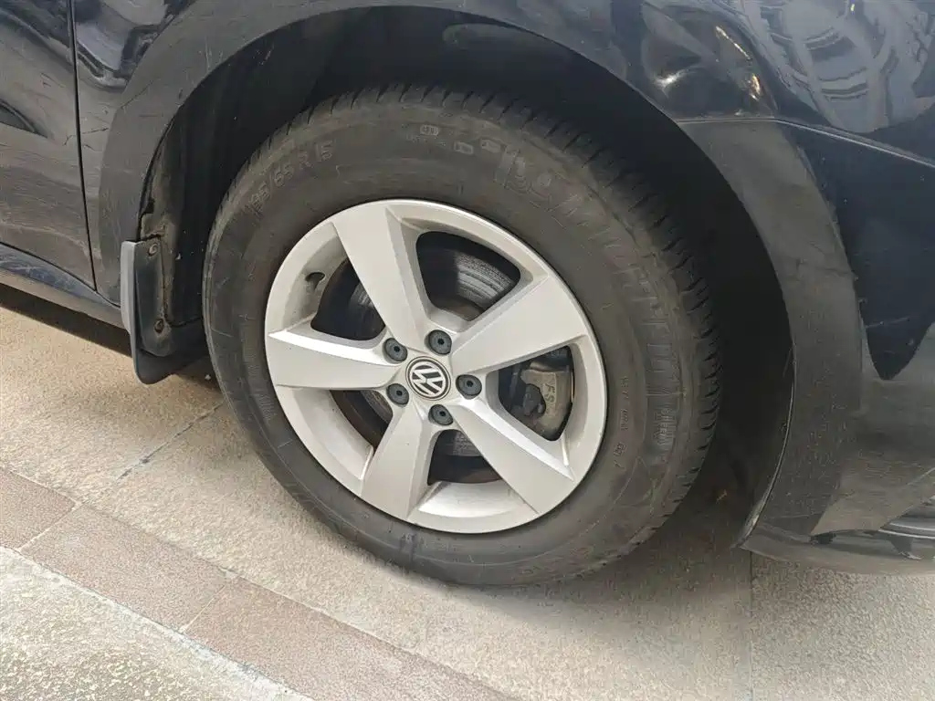 VOLKSWAGEN LAVIDA 2015