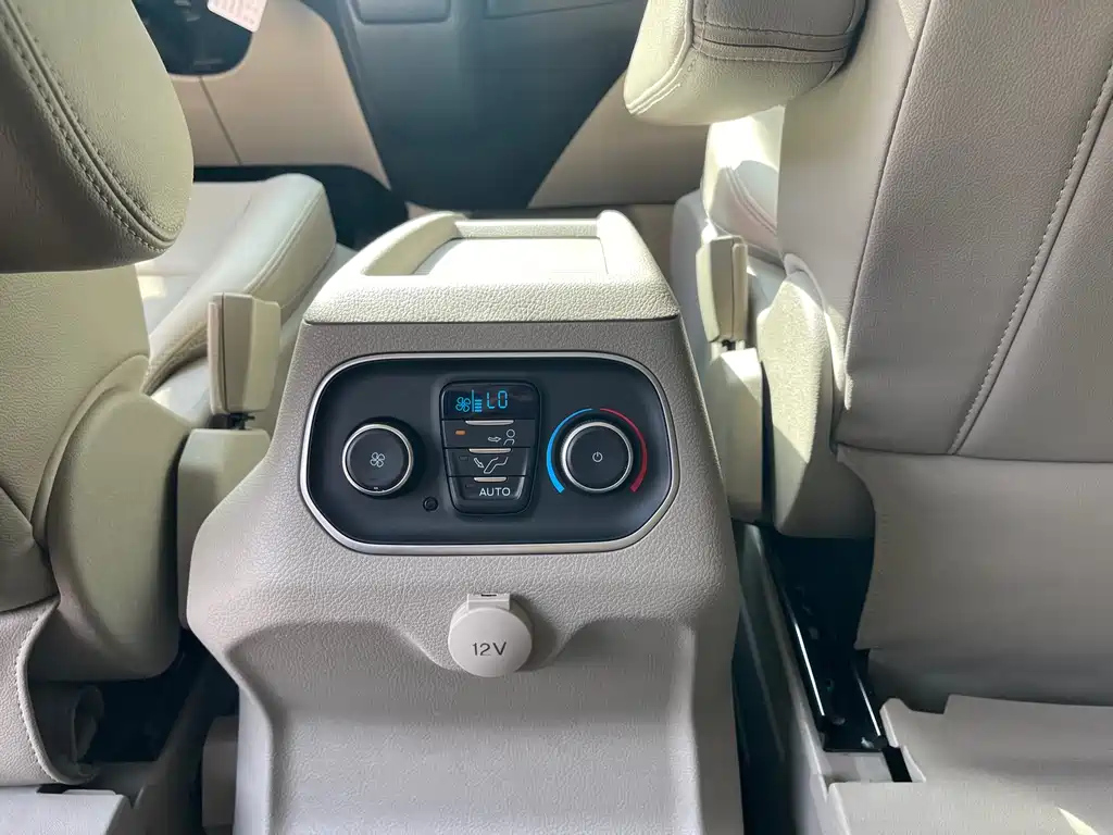 FORD TOUREO 2020