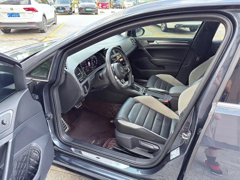VOLKSWAGEN GOLF 2020