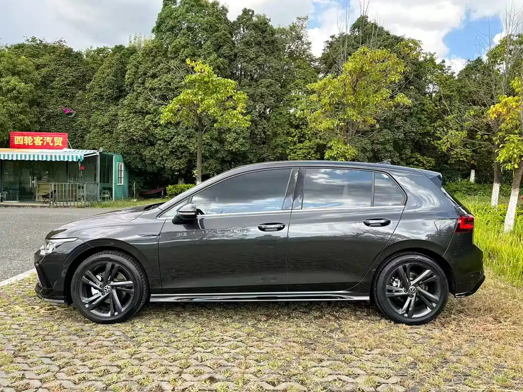 VOLKSWAGEN GOLF 2023