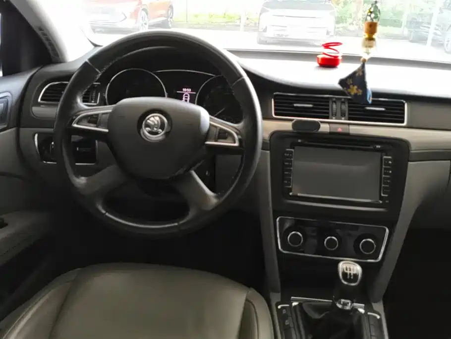 SKODA SUPERB 2013