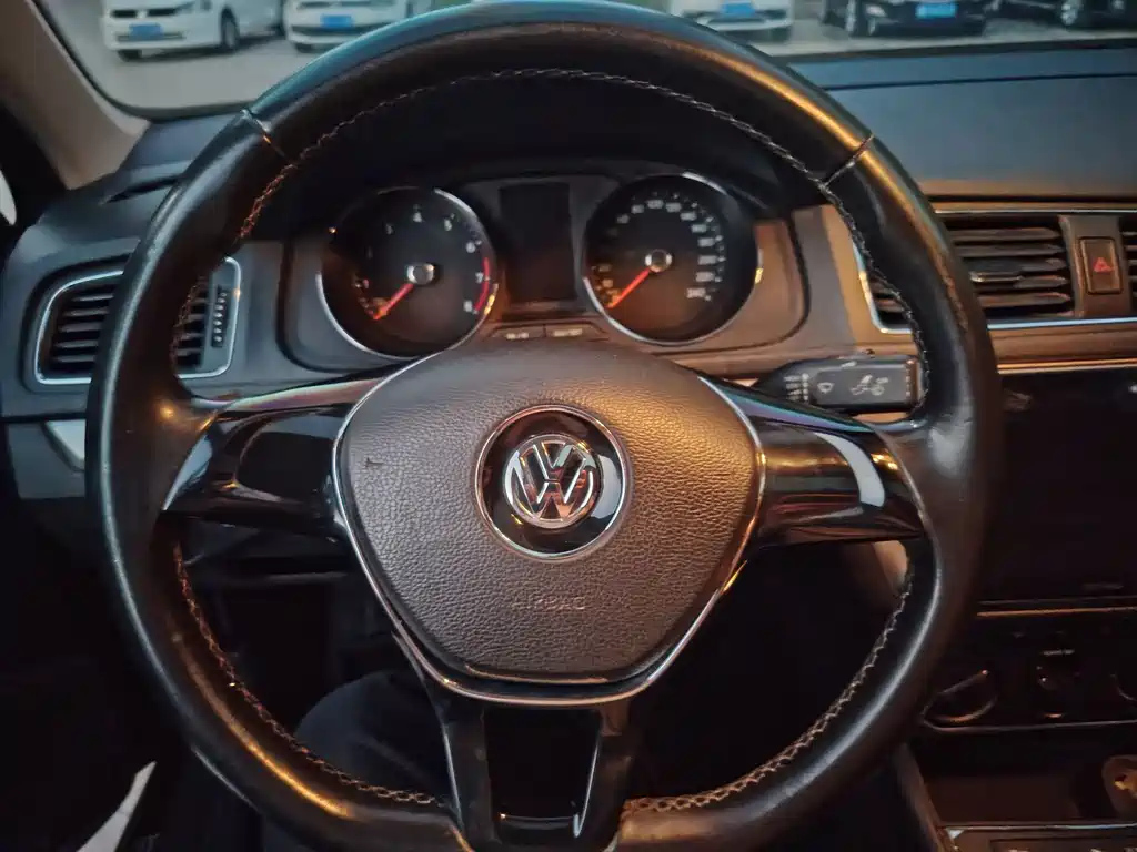 VOLKSWAGEN LAVIDA 2016